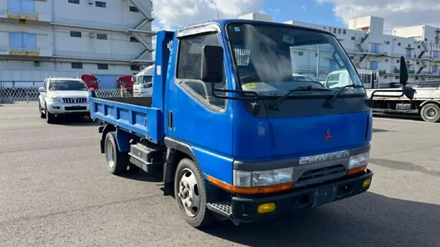 Perbandingan Mitsubishi Canter vs Hino Dutro untuk Bisnis: Mana Lebih Menguntungkan?
