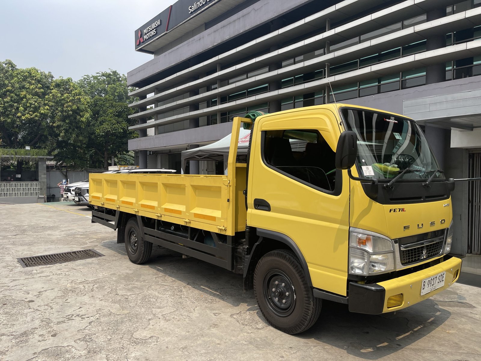 Perbandingan Truk Canter Bekas vs Baru: Mana yang Lebih Menguntungkan?